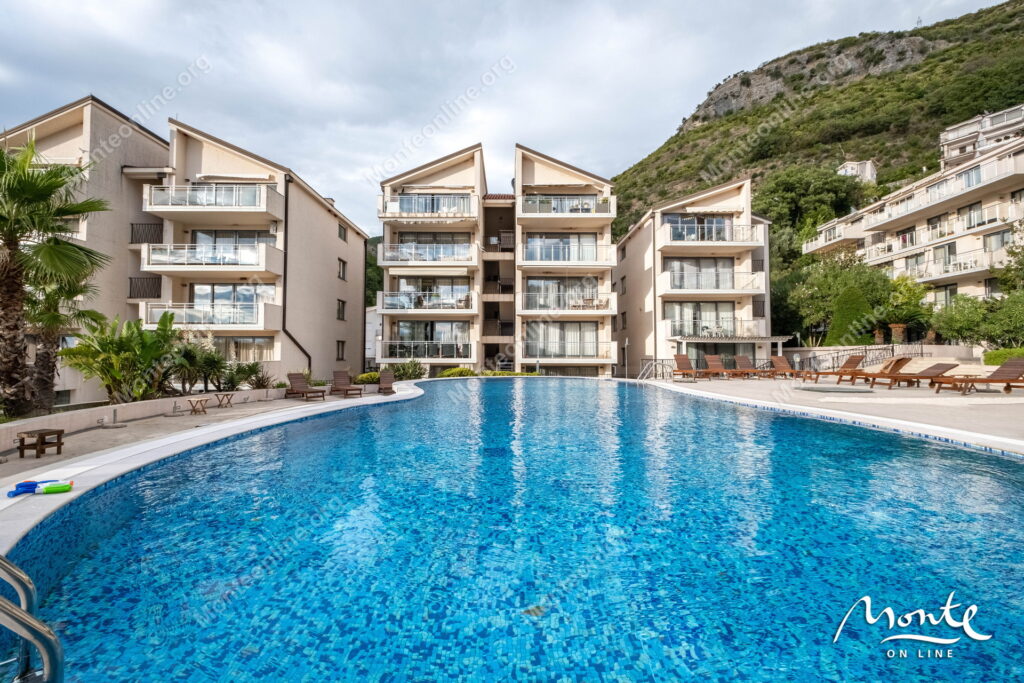 Prostran dvosoban stan u kompleksu sa bazenom pored mora, Pržno 31