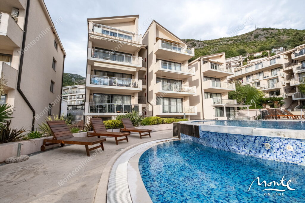 Prostran dvosoban stan u kompleksu s bazenom uz more, pržno 32