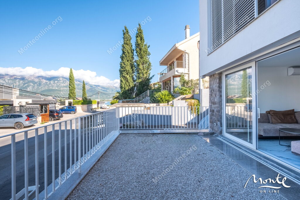 sovremennye taunhausy u morya na poluostrove lushticza 01