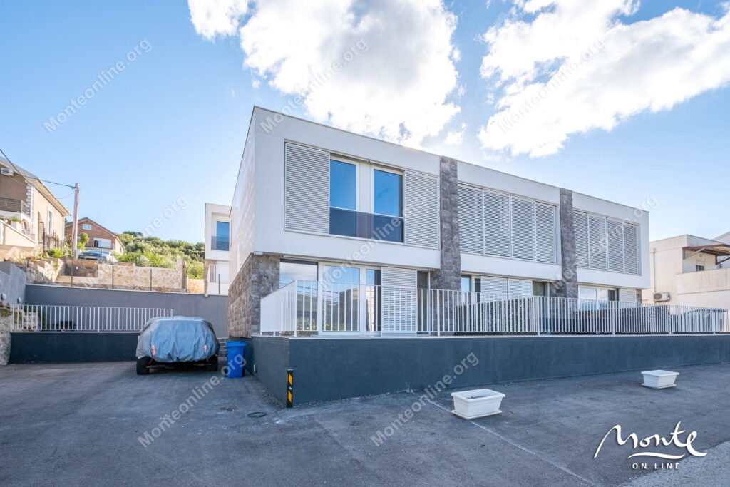 sovremennye taunhausy u morya na poluostrove lushticza 02