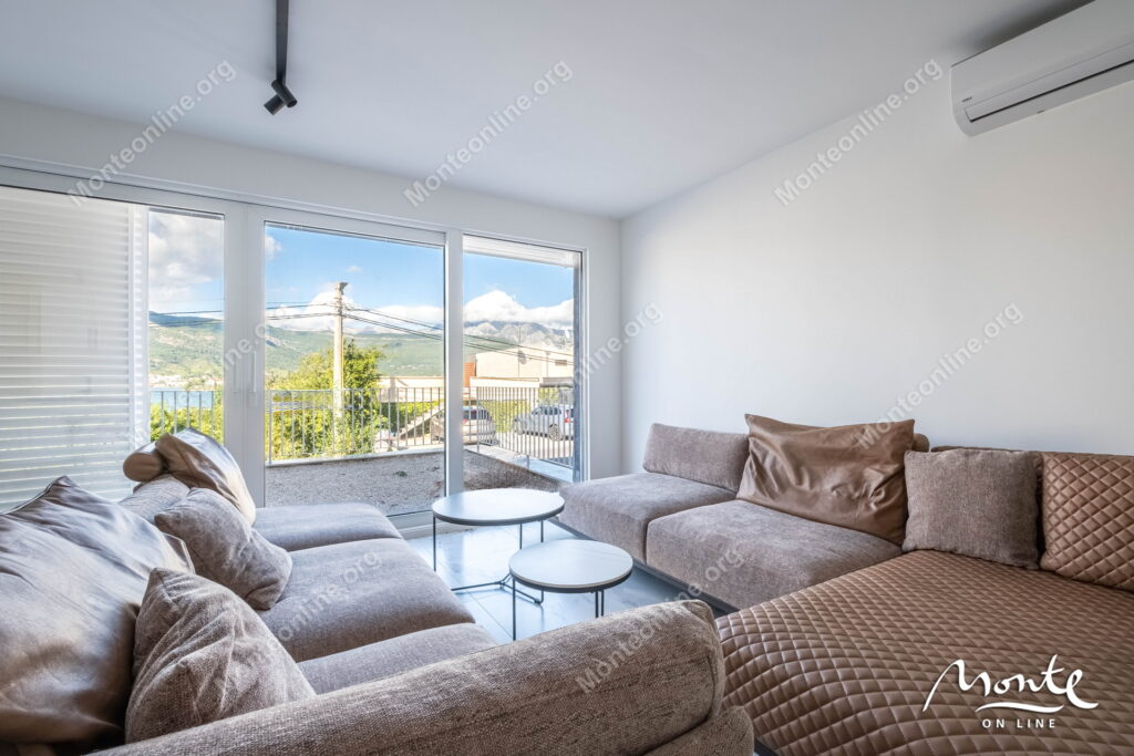 sovremennye taunhausy u morya na poluostrove lushticza 03