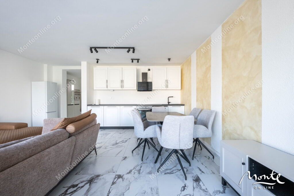 sovremennye taunhausy u morya na poluostrove lushticza 06