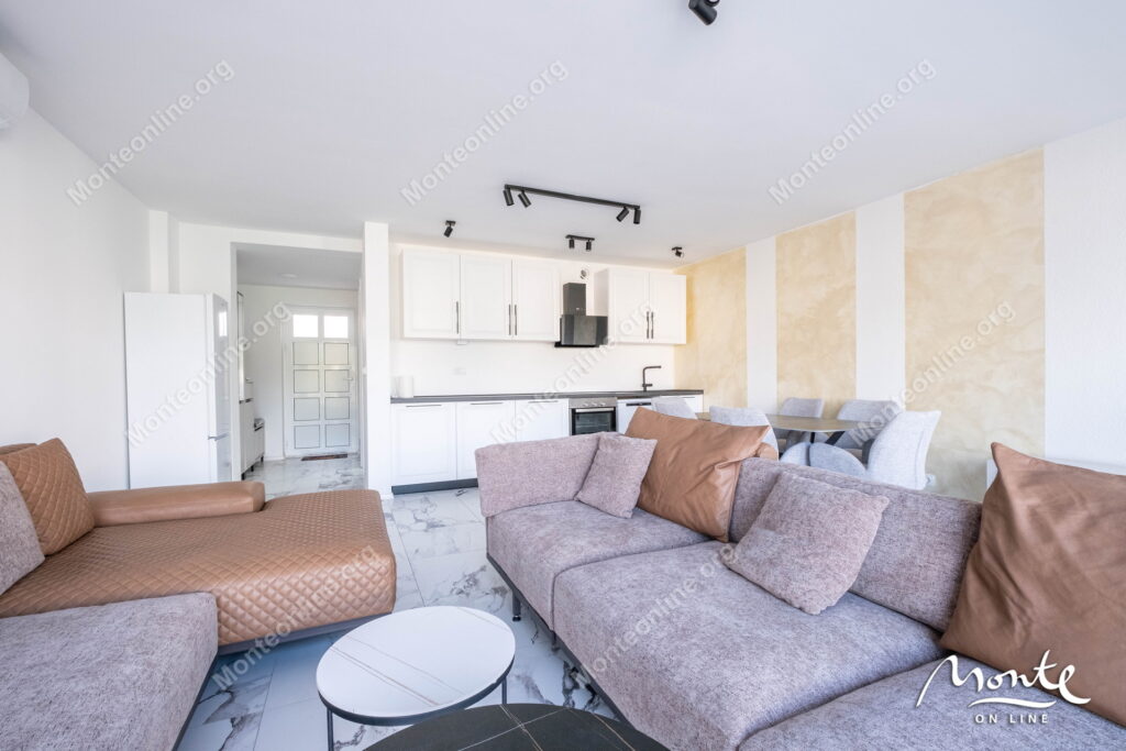 sovremennye taunhausy u morya na poluostrove lushticza 07