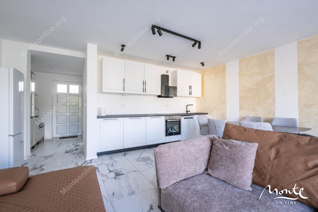 sovremennye taunhausy u morya na poluostrove lushticza 09