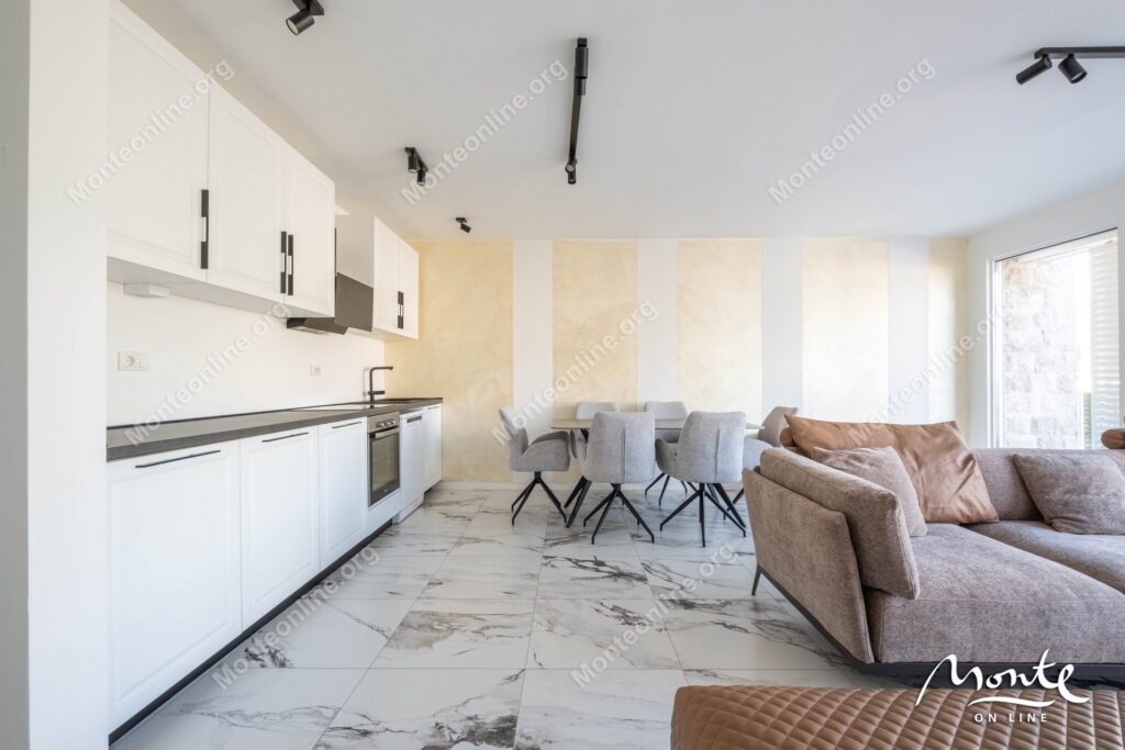 sovremennye taunhausy u morya na poluostrove lushticza 13