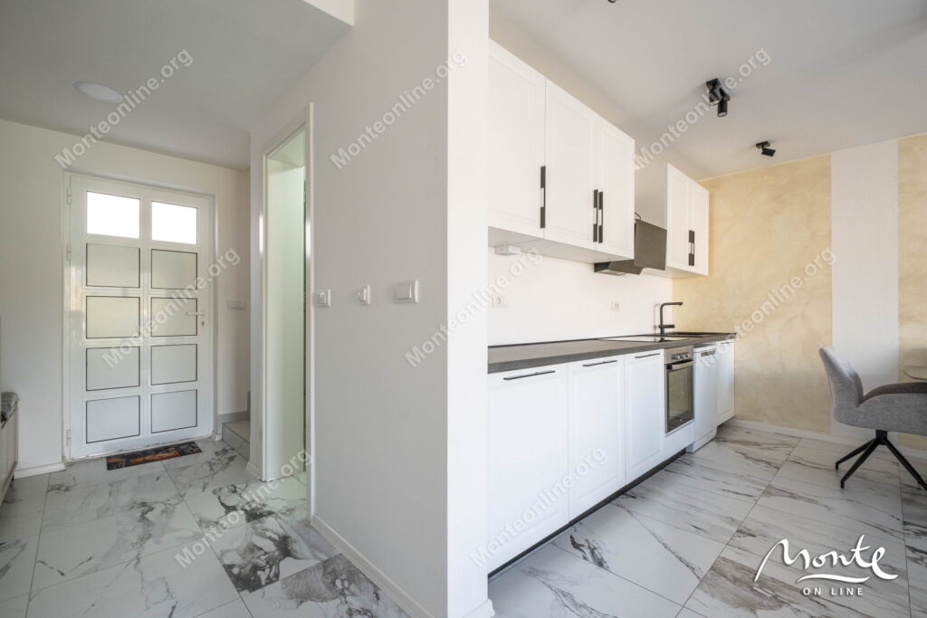 sovremennye taunhausy u morya na poluostrove lushticza 14