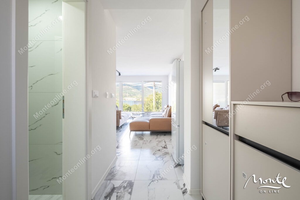 sovremennye taunhausy u morya na poluostrove lushticza 15