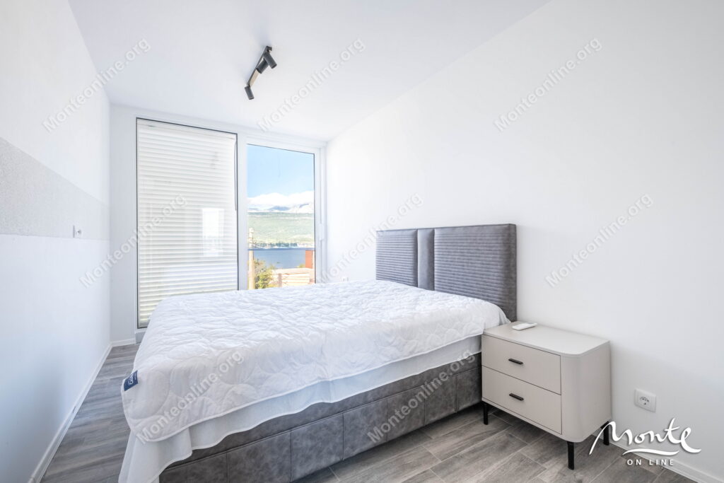 sovremennye taunhausy u morya na poluostrove lushticza 17