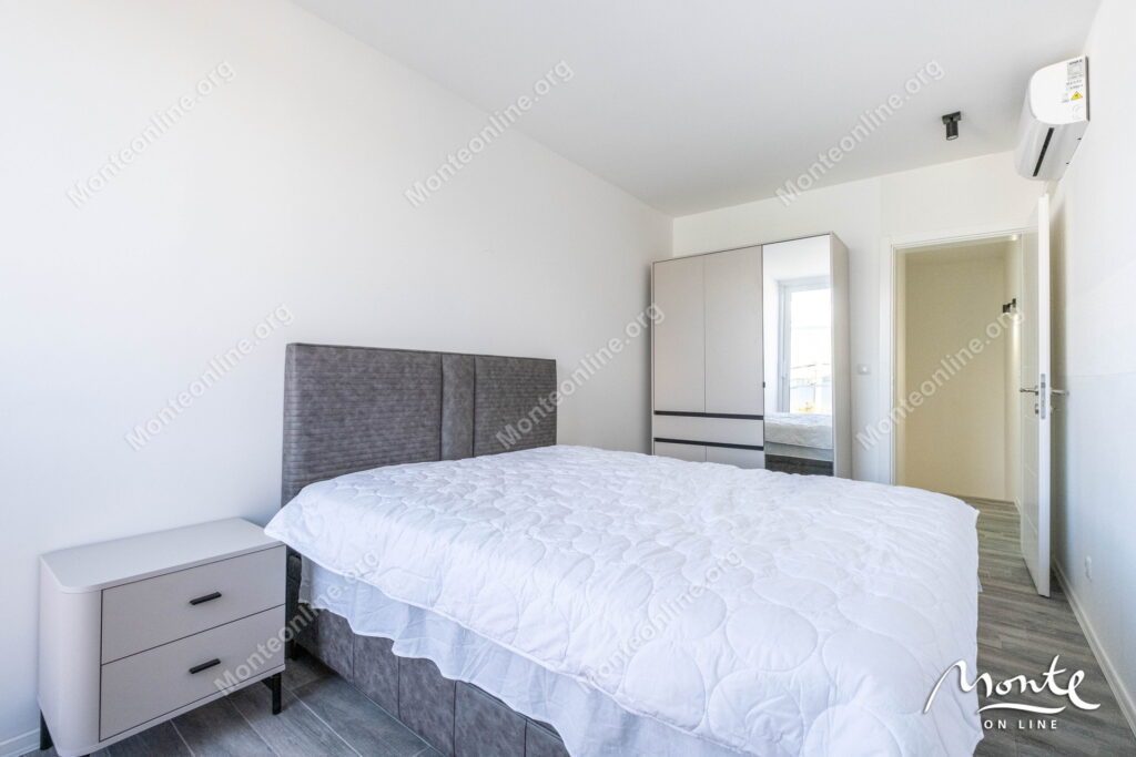 sovremennye taunhausy u morya na poluostrove lushticza 18