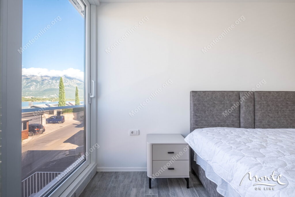 sovremennye taunhausy u morya na poluostrove lushticza 19