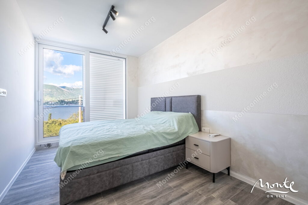 sovremennye taunhausy u morya na poluostrove lushticza 20