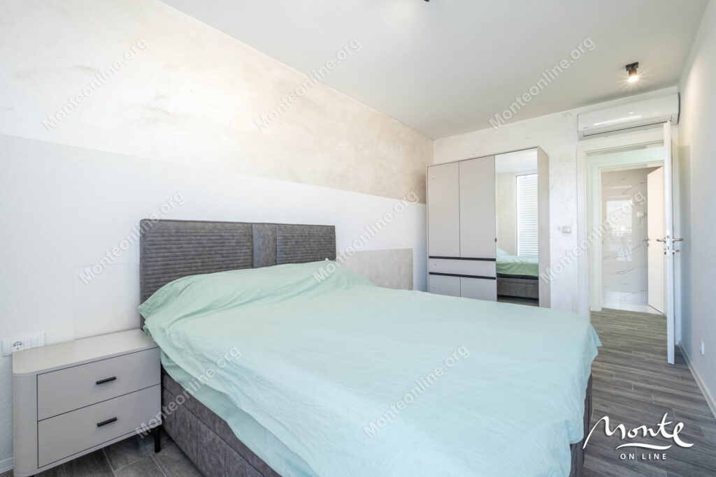 sovremennye taunhausy u morya na poluostrove lushticza 21