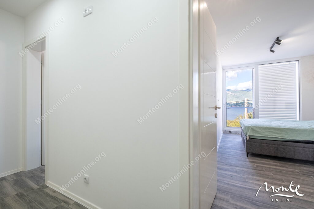 sovremennye taunhausy u morya na poluostrove lushticza 22