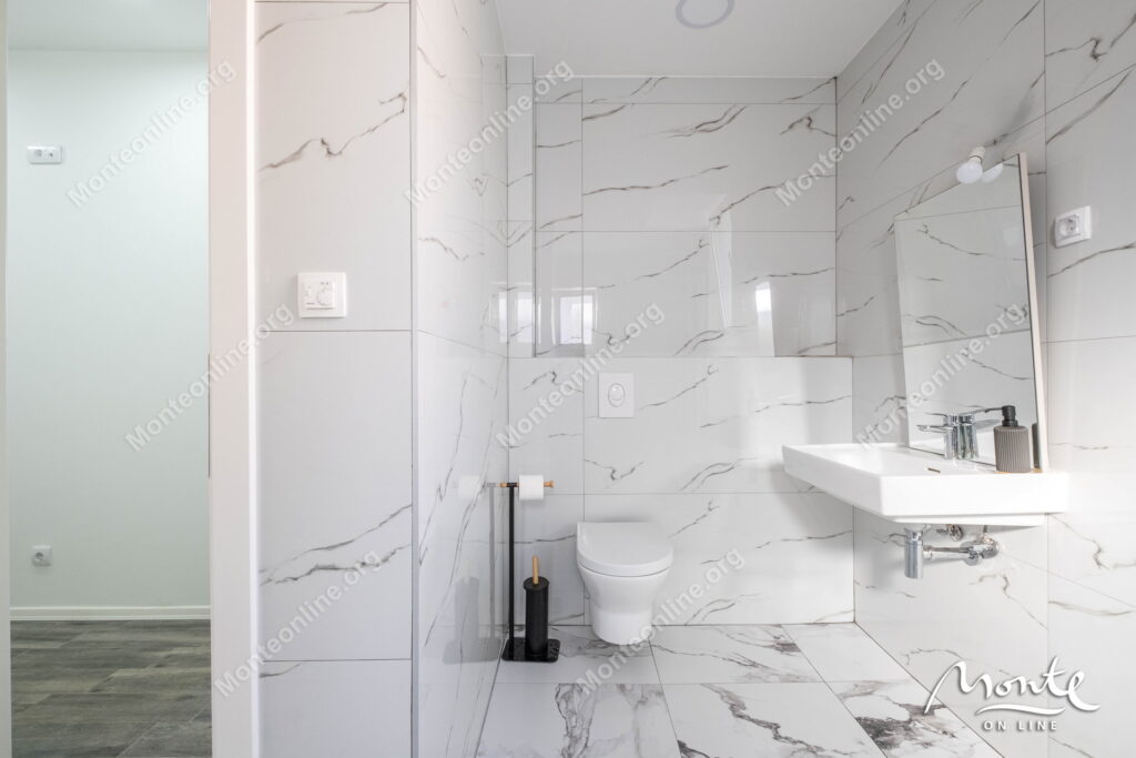 sovremennye taunhausy u morya na poluostrove lushticza 23