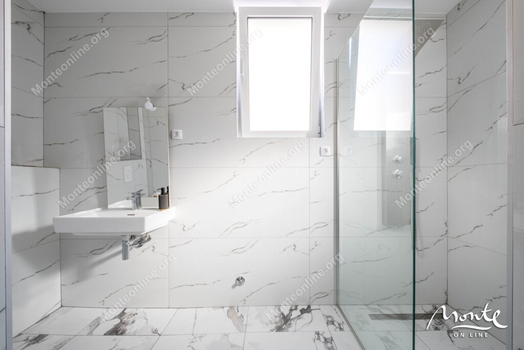 sovremennye taunhausy u morya na poluostrove lushticza 24