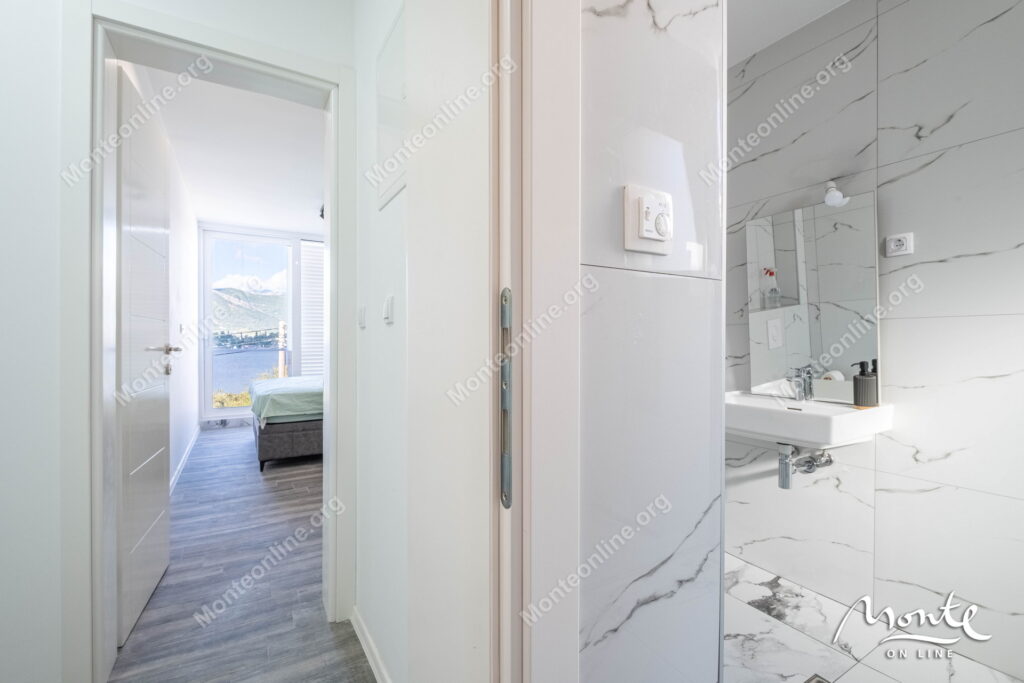 sovremennye taunhausy u morya na poluostrove lushticza 25