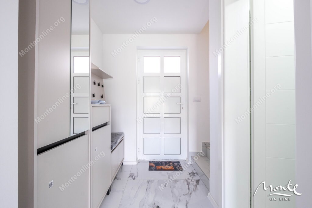 sovremennye taunhausy u morya na poluostrove lushticza 26