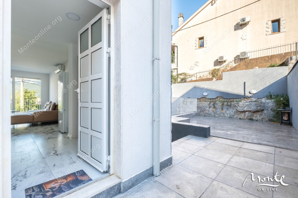 sovremennye taunhausy u morya na poluostrove lushticza 27