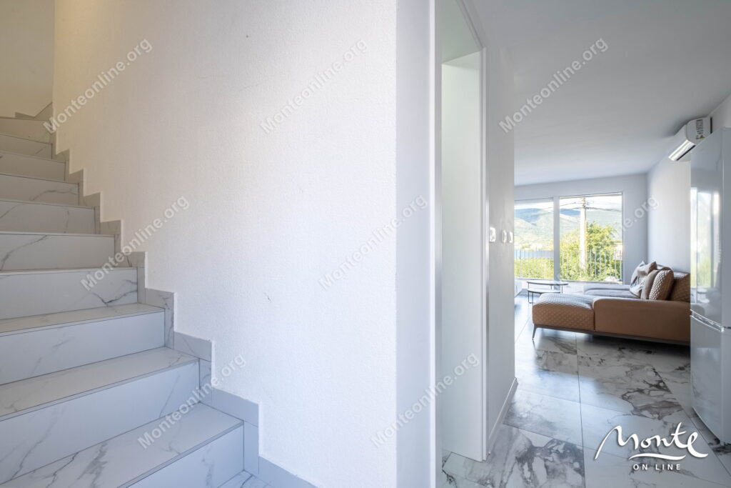 sovremennye taunhausy u morya na poluostrove lushticza 28