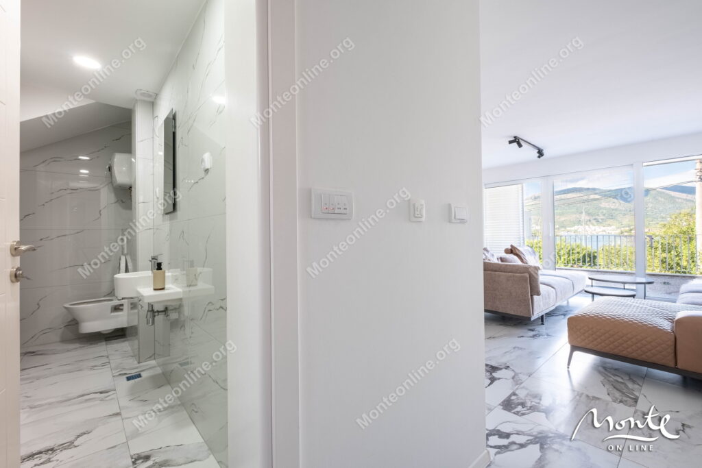 sovremennye taunhausy u morya na poluostrove lushticza 29