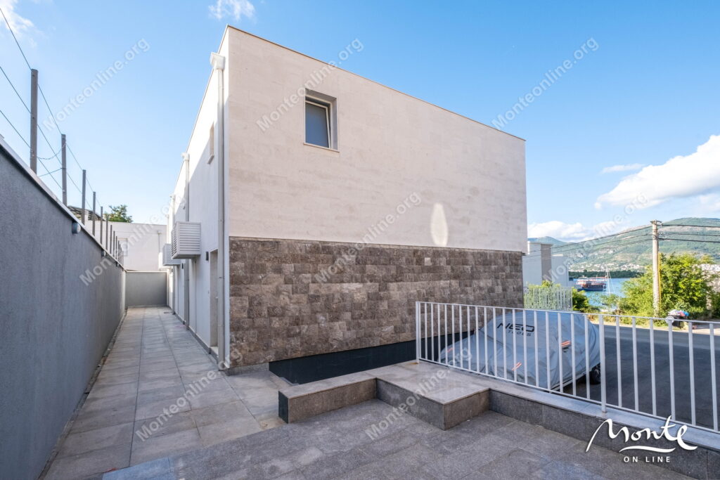 sovremennye taunhausy u morya na poluostrove lushticza 30