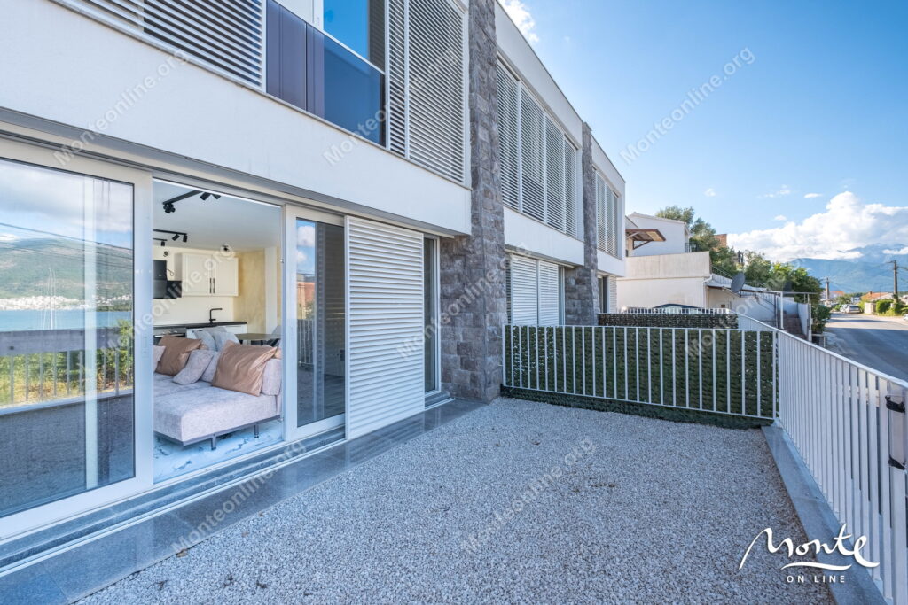 sovremennye taunhausy u morya na poluostrove lushticza 31