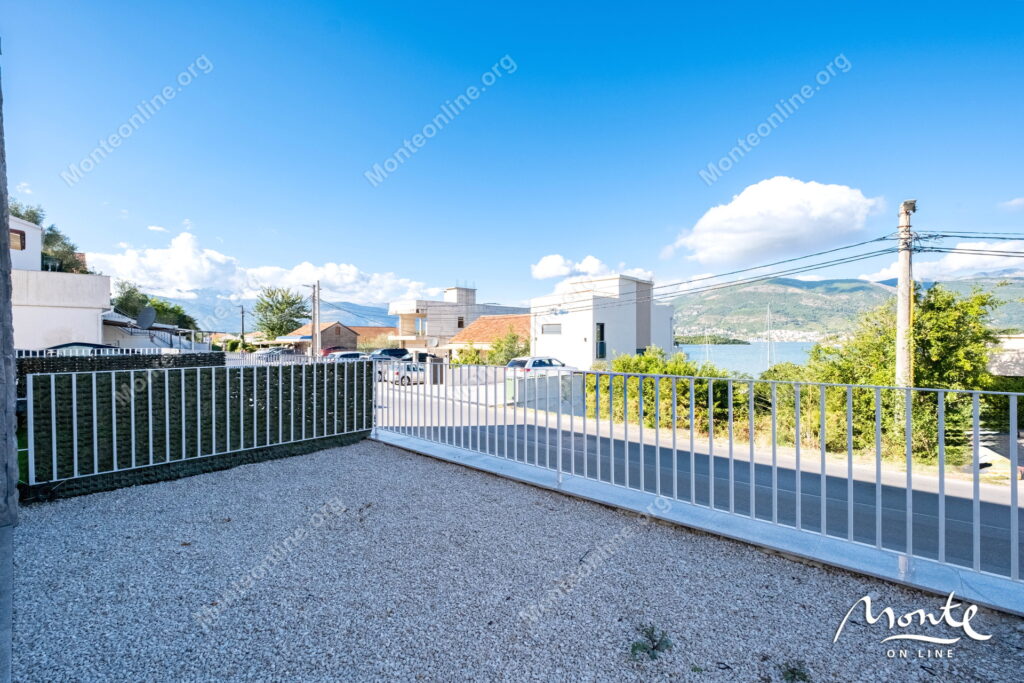 sovremennye taunhausy u morya na poluostrove lushticza 32