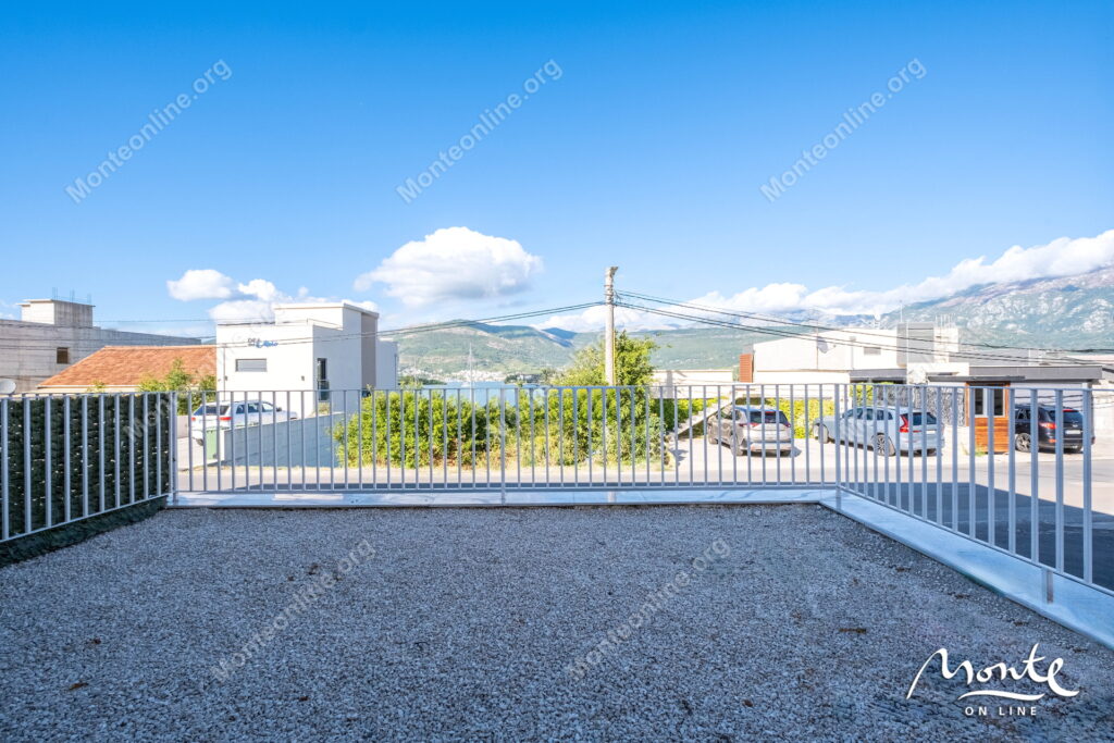 sovremennye taunhausy u morya na poluostrove lushticza 33