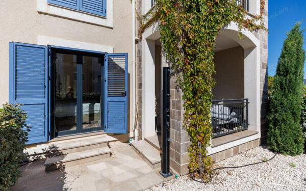 unikalnaya kvartira s 1 spalnej i dvorikom v lustica bay centrale 02