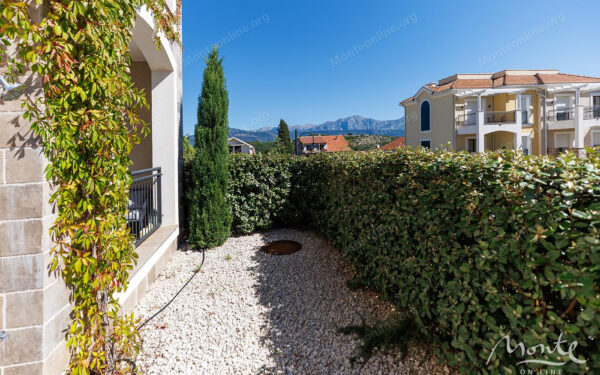 unikalnaya kvartira s 1 spalnej i dvorikom v lustica bay centrale 07