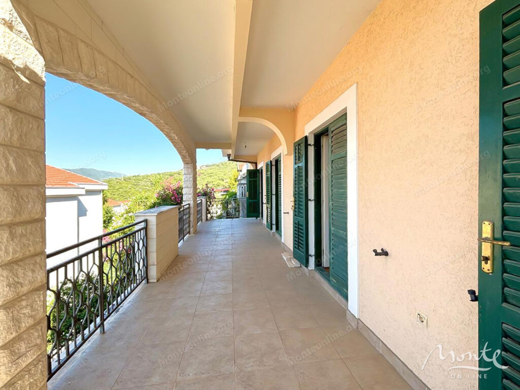 bolshoj uyutnyj dom s vidom na more v herczeg novi 03