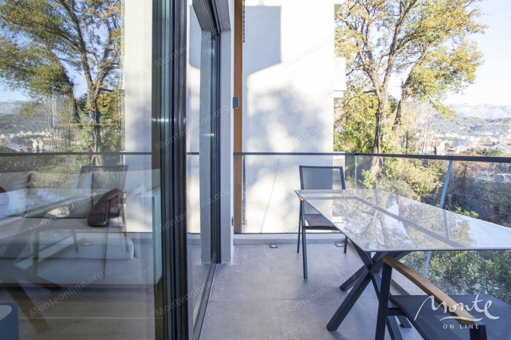 dve kvartiry s 1 spalnej v sovremennom zhilom dome s liftom v tivate 11