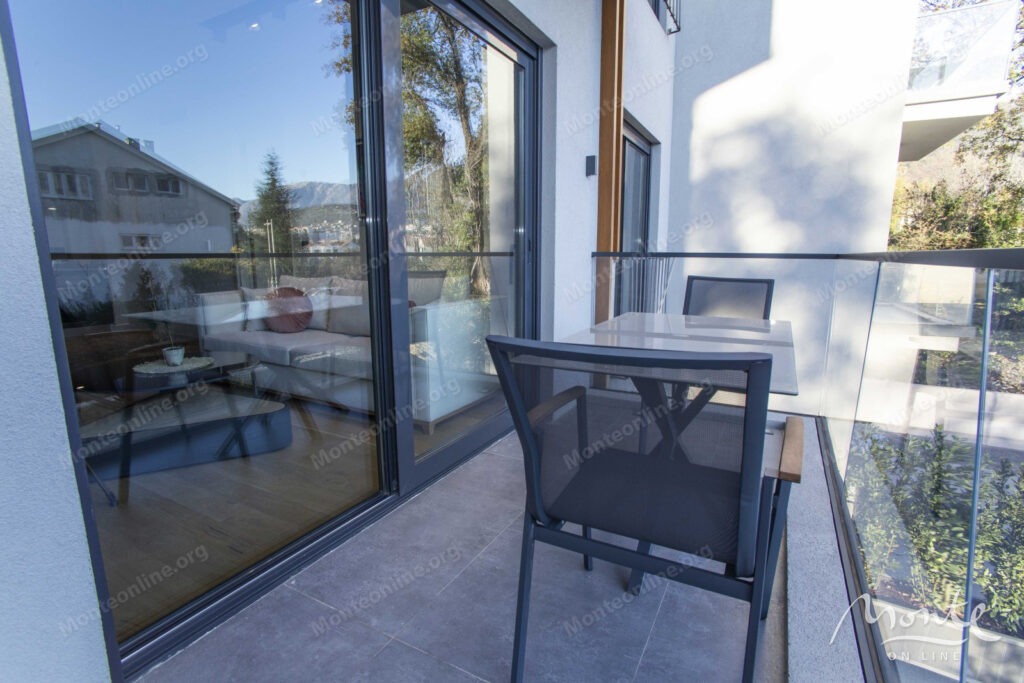 dve kvartiry s 1 spalnej v sovremennom zhilom dome s liftom v tivate 12