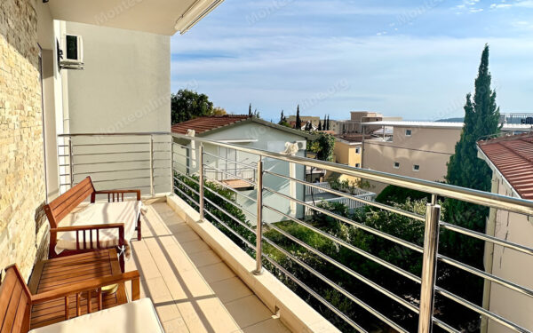 komfortnaya kvartira s 2 spalnyami terrasoj i vidom na more v bechichi 01