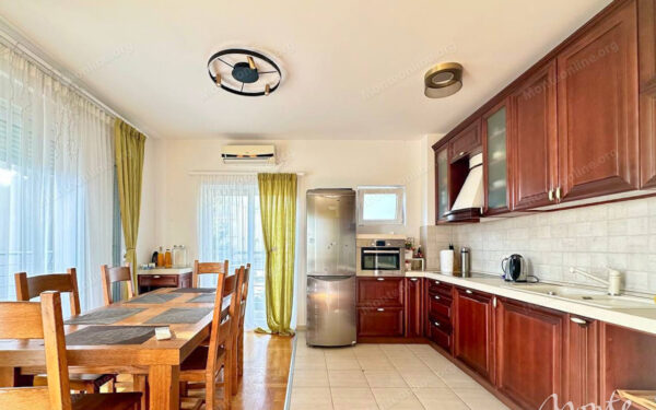 komfortnaya kvartira s 2 spalnyami terrasoj i vidom na more v bechichi 04