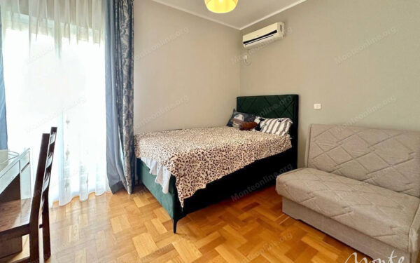 komfortnaya kvartira s 2 spalnyami terrasoj i vidom na more v bechichi 06