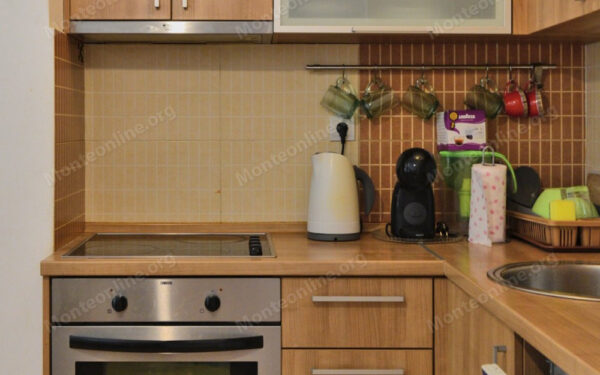 kvartira s 1 spalnej v klubnom dome s bassejnom v budve rajon lazi 09