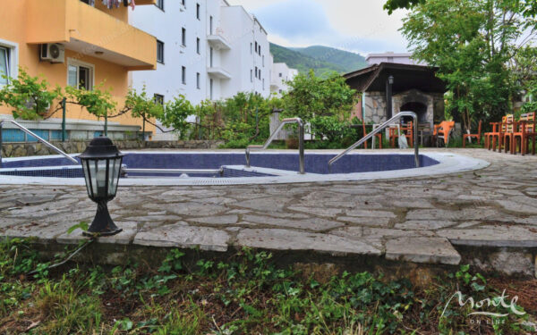 kvartira s 1 spalnej v klubnom dome s bassejnom v budve rajon lazi 21