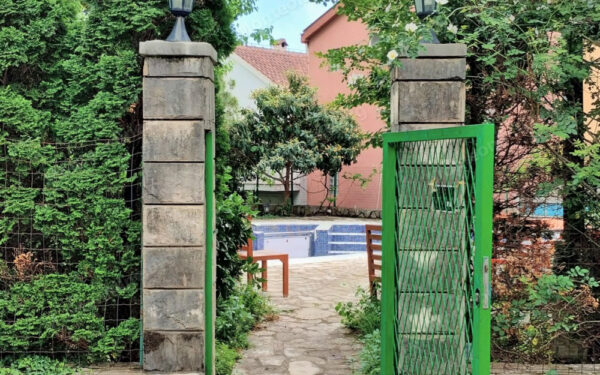 kvartira s 1 spalnej v klubnom dome s bassejnom v budve rajon lazi 22