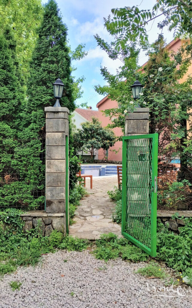 kvartira s 1 spalnej v klubnom dome s bassejnom v budve rajon lazi 22