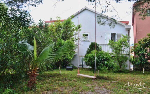 kvartira s 1 spalnej v klubnom dome s bassejnom v budve rajon lazi 24