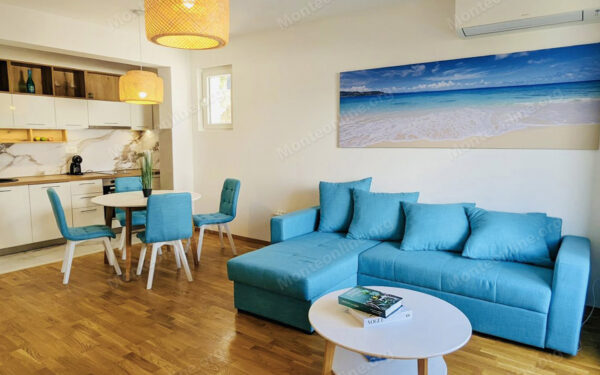 kvartira s 2 spalnyami u morya s parkingom i privatnym prichalom v dzhurashevichi tivat 04