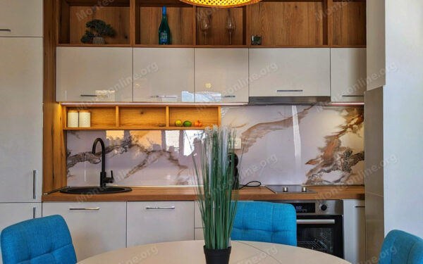 kvartira s 2 spalnyami u morya s parkingom i privatnym prichalom v dzhurashevichi tivat 05