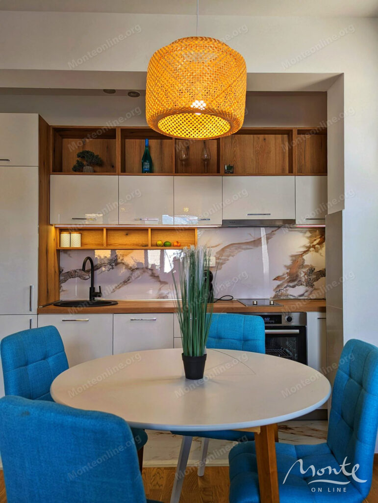 kvartira s 2 spalnyami u morya s parkingom i privatnym prichalom v dzhurashevichi tivat 05