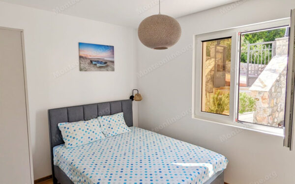 kvartira s 2 spalnyami u morya s parkingom i privatnym prichalom v dzhurashevichi tivat 07