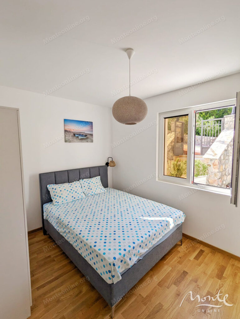 kvartira s 2 spalnyami u morya s parkingom i privatnym prichalom v dzhurashevichi tivat 07