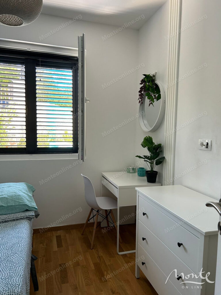 kvartira s 2 spalnyami u morya s parkingom i privatnym prichalom v dzhurashevichi tivat 08