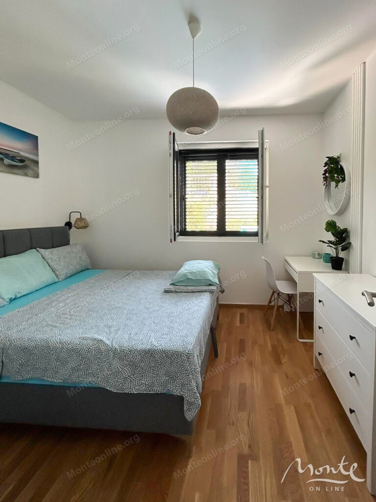 kvartira s 2 spalnyami u morya s parkingom i privatnym prichalom v dzhurashevichi tivat 09