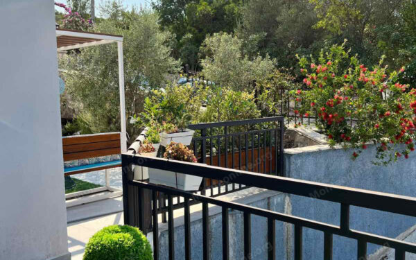 kvartira s 2 spalnyami u morya s parkingom i privatnym prichalom v dzhurashevichi tivat 12