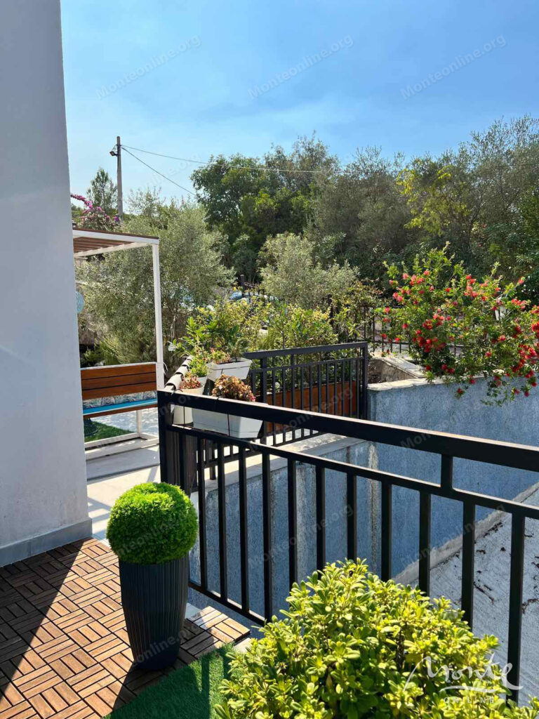 kvartira s 2 spalnyami u morya s parkingom i privatnym prichalom v dzhurashevichi tivat 12